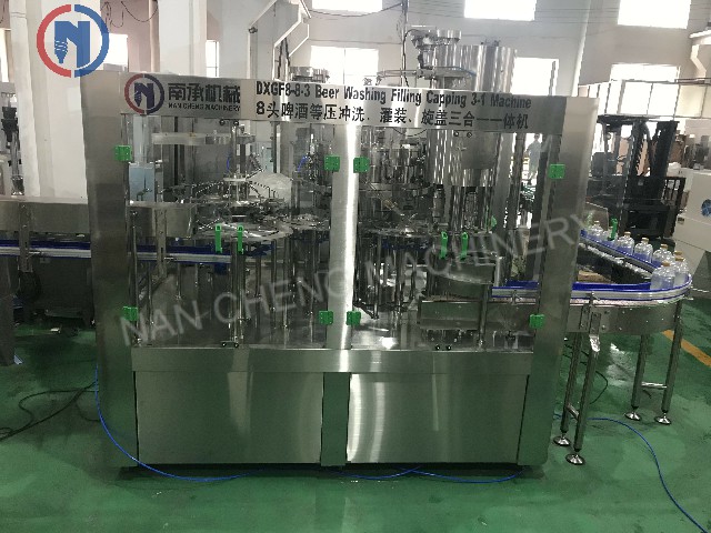 全自動葡萄酒啤酒/碳酸飲料/CSD清洗灌裝旋蓋一體機(型號:DXGF8-8-3)