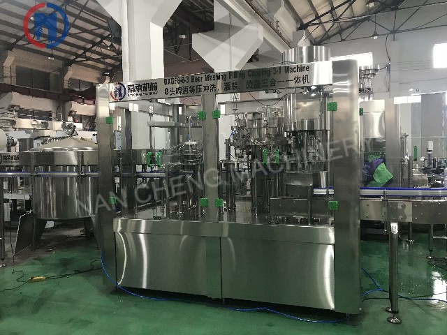 全自動葡萄酒啤酒/碳酸飲料/CSD清洗灌裝旋蓋一體機(型號:DXGF8-8-3)