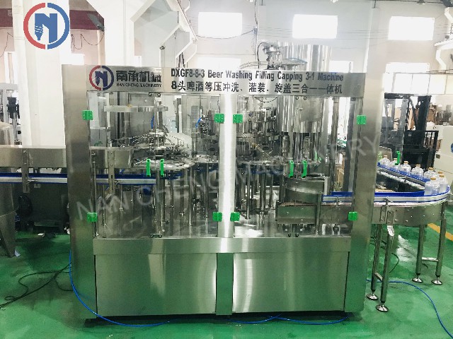 全自動葡萄酒啤酒/碳酸飲料/CSD清洗灌裝旋蓋一體機(型號:DXGF8-8-3)